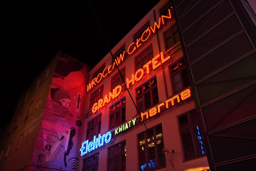 Neony znów świecą pełnym blaskiem