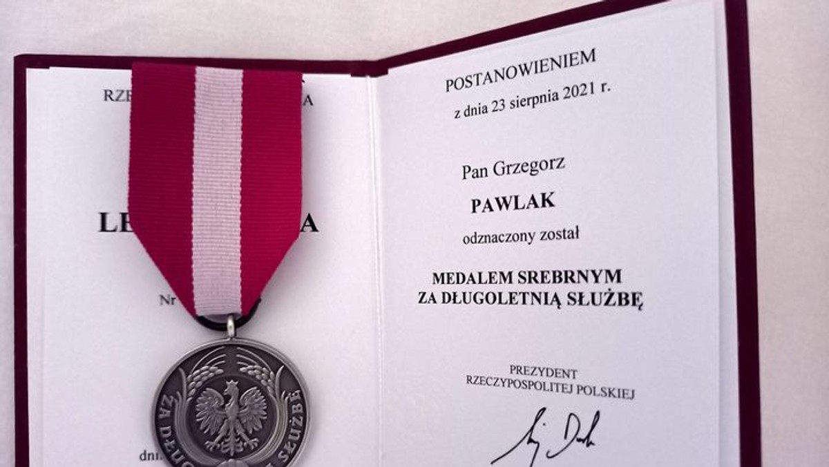 Andrzej Duda przyznał medal urzędnikowi Straży Ochrony Kolei, który został wskazany jako mobber prawomocnym orzeczeniem sądu. Już po orzeczeniu sądu mobber awansował do Komendy Głównej SOK, a jego ofiara zrezygnowała z pracy. Komenda Główna SOK zaprzecza, aby proponowała mobbera do medalu, natomiast Kancelaria Prezydenta potwierdza, że o medal wystąpili szefowie Komendy Głównej SOK oraz PKP PLK.