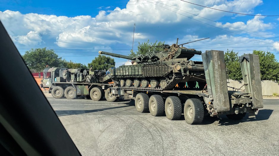 Ukraiński pojazd wojskowy zmierzający w stronę obwodu sumskiego