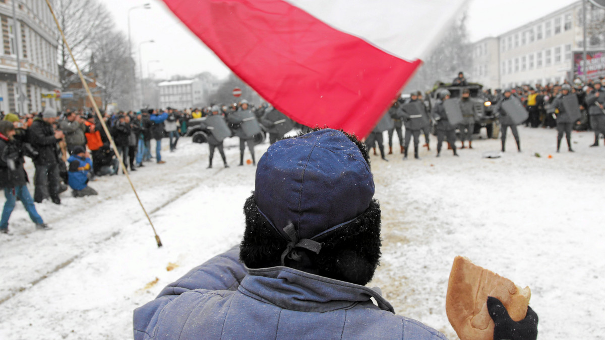 Dźwięk syreny stoczniowej i modlitwa Anioł Pański przed bramą Stoczni Szczecińskiej rozpoczęły w Szczecinie obchody 43. rocznicy wydarzeń grudniowych w 1970 r. W mieście zginęło wtedy 16 osób, a ponad 100 zostało rannych. Zdaniem prezydenta Szczecina te wydarzenia "uruchomiły lawinę".