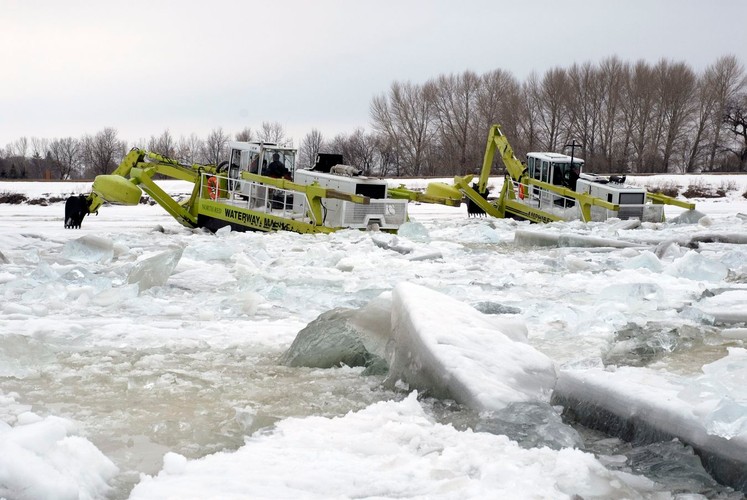 Lodowy młot to niezwykła, pływająca koparka