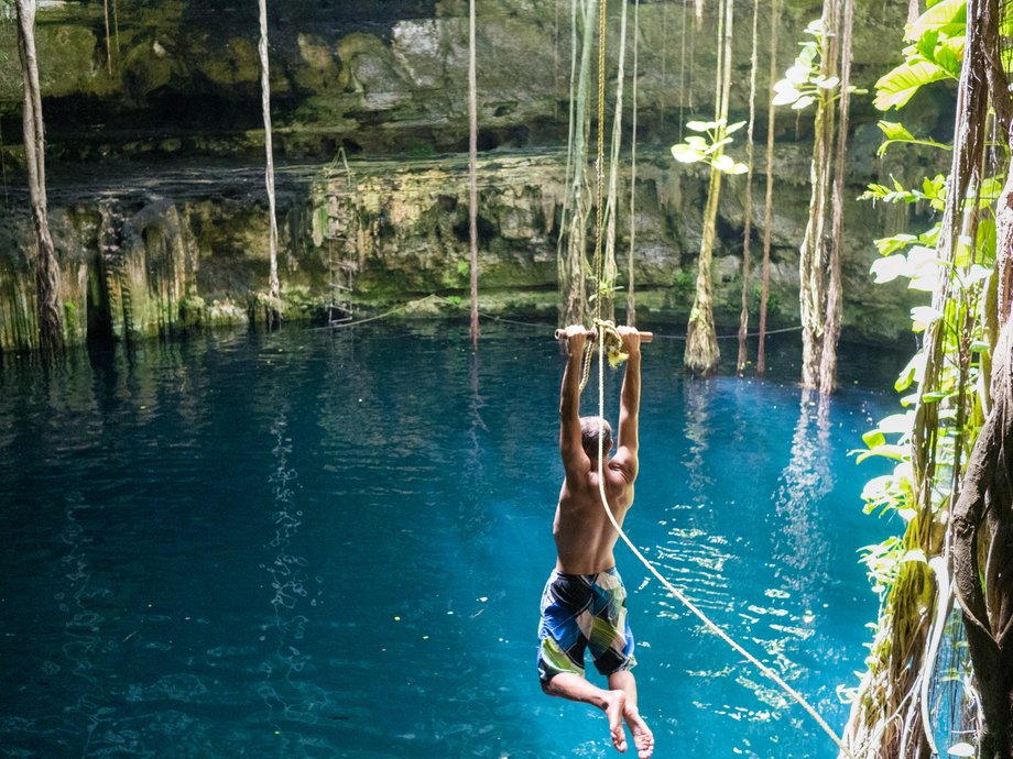 Z huśtawki linowej do wody, Cenote Oxman na Jukatanie