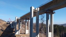 kierowców czeka ekspresowa jazda… 26 pięter nad ziemią! finiszują z in