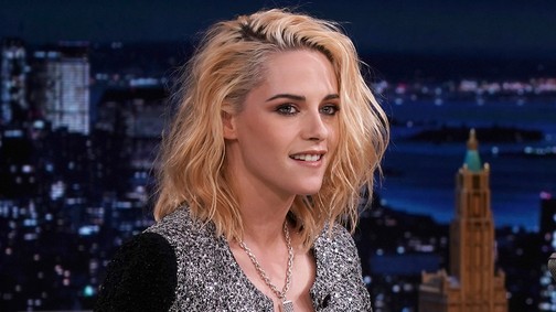 Kristen Stewart Diana hercegnőt idézte meg az egyik legutóbbi szettjével
