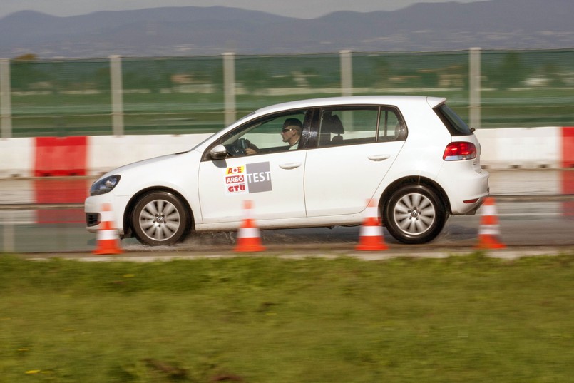 Co sezon przeprowadza się nawet kilkanaście testów. Organizują je zarówno profesjonalne stowarzyszenia motoryzacyjne takie jak ADAC czy ACE/GTÜ, jak i redakcje specjalistycznych czasopism o motoryzacji - "Auto Bild", "Auto Motor und Sport", "Auto Zeitung", "Sport Auto" i "Gute Fahrt". Oto, jak przebiegało siedem niezależnych od siebie testów...