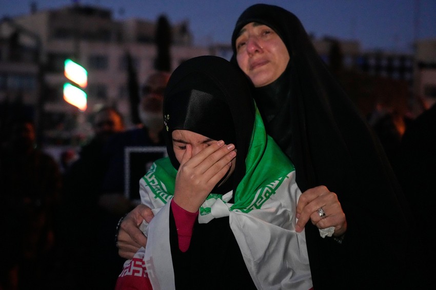 Veliki skup pristalica režima u Teheranu 1. marta nakon objave smrti ajatolaha Alija Hamneja