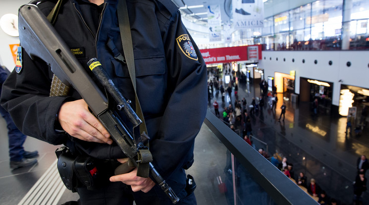 Az egyre gyakoribb európai terrortámadások miatt már a bécsi repülőtéren is egyre komolyabb az ellenőrzés /Fotó: AFP