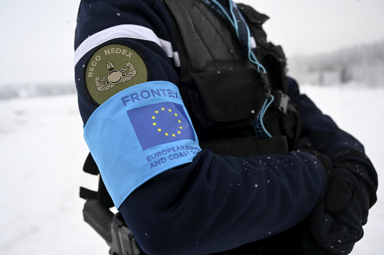 Urzędnik Frontexu stoi w pobliżu zamkniętego przejścia granicznego Vaalimaa między Finlandią a Rosją, 7 grudnia 2023 r.
