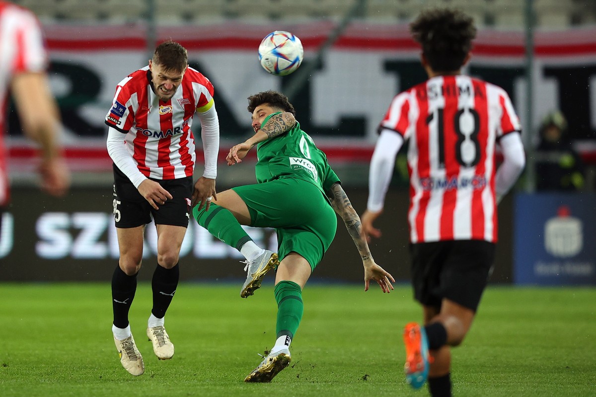 Zawodnicy Cracovii David Jablonsky (L) i Takuto Oshima (P) oraz Erik Exposito (C) ze Śląska Wrocław podczas meczu 23. kolejki piłkarskiej Ekstraklasy