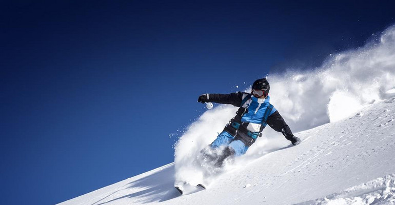 Jak uniknąć kontuzji na nartach? Porady ortopedy
