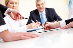 GUS: Wynagrodzenia w firmach wzrosły, ale zjadła je inflacja. Zatrudnienie spadło