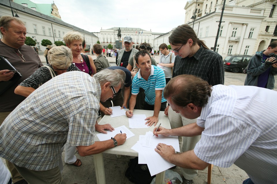 WARSZAWA KRZYŻ PRZED PAŁACEM PREZYDENCKIM USUNIĘCIE PODPISY