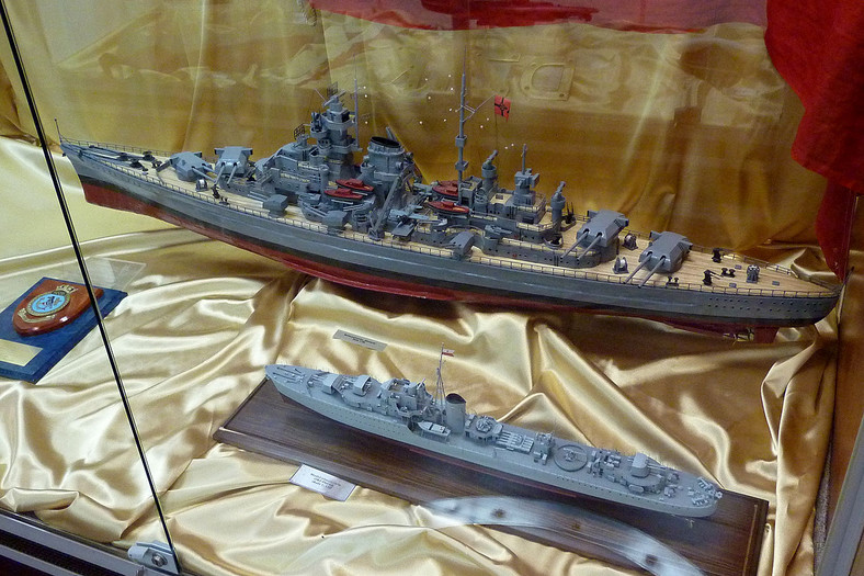 Porównanie wielkości niszczyciela ORP „Piorun” i pancernika „Bismarck”, modele w skali 1:150