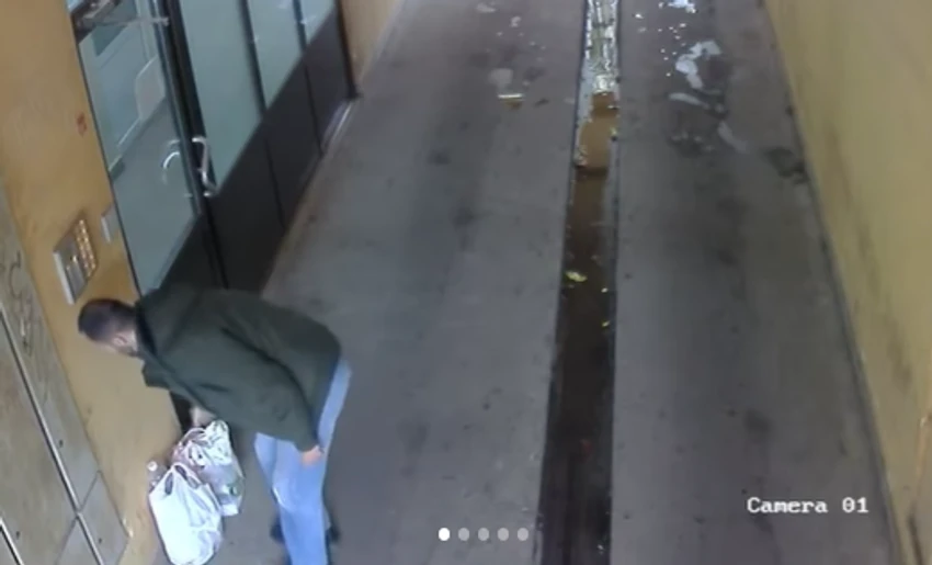 Baca smeće ispred ulaza u zgradu