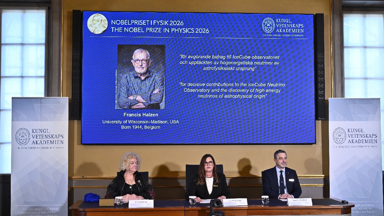 Premiul Nobel pentru Fizică 2026 a fost câștigat de Francis Halzen. Fizicianul belgian a transformat gheața de la Polul Sud într-un detector de neutrini
