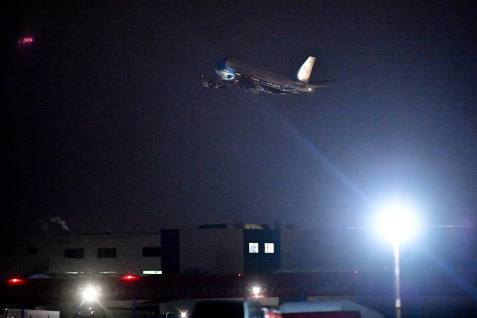 Samolot Air Force One, z prezydentem Stanów Zjednoczonych Joe Bidenem na pokładzie, odlatuje z lotniska w Warszawie