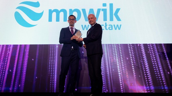 Piotr Słomianny odbiera nagrodę Best Digital Transformation