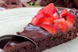 KOLAČ BEZ BRAŠNA koji je zaludeo internet: Prepun je čokolade, pravi se od samo nekoliko sastojaka, a topi se u ustima!