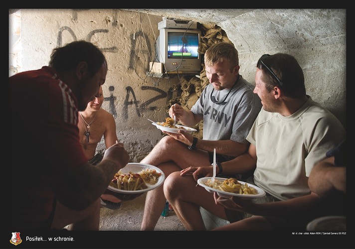 Posiłek w schronie. Polska misja w Afganistanie. Fot. st. chor. szt Adam Roik. Combat Camera DO RSZ