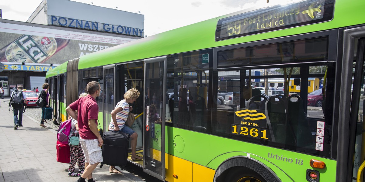 W autobusach brakuje półek na bagaż