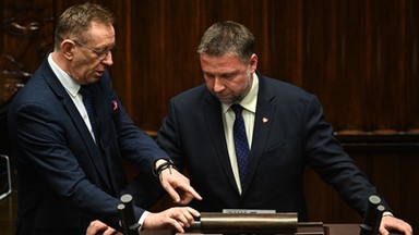 Minister przemawiał z mównicy w sprawie zamieszek. Nagle podszedł do niego poseł PiS z telefonem