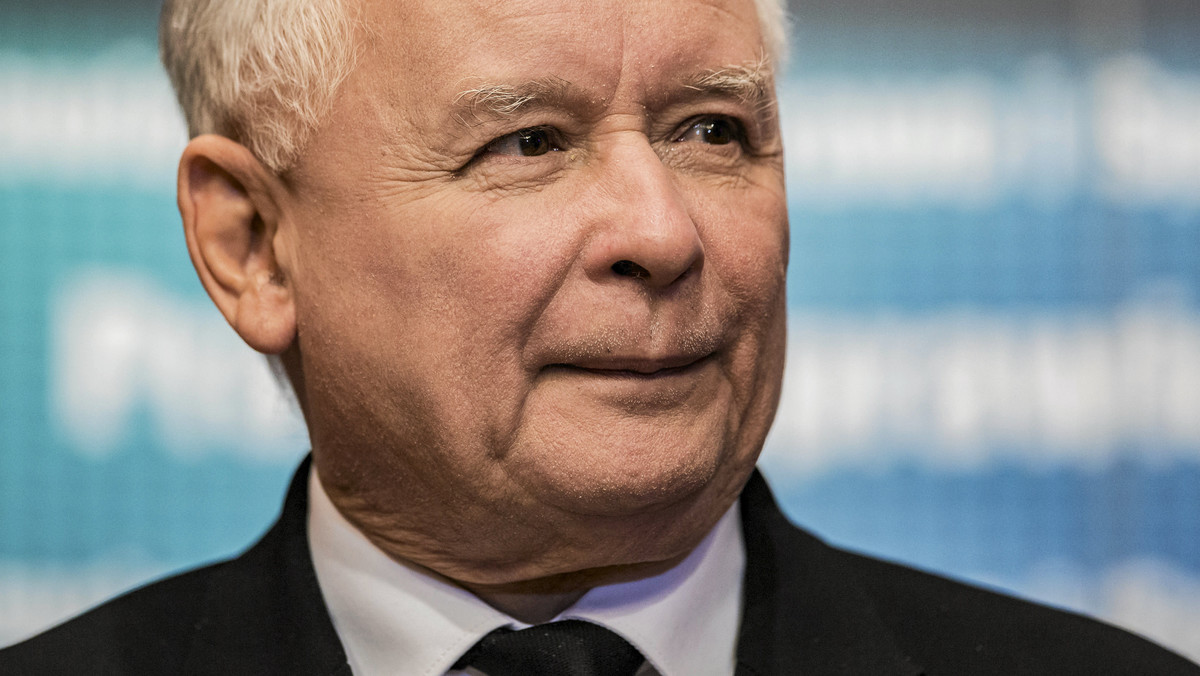 Prezes PiS, premier oraz szef MON odbyli 13-minutową rozmowę w limuzynie na pl. Piłsudskiego. Narada miała miejsce tuż po tym, jak Jarosław Kaczyński złożył kwiaty przed pomnikiem Ofiar Tragedii Smoleńskiej 2010 r. Całą sytuację zarejestrowała kamera Polsat News.