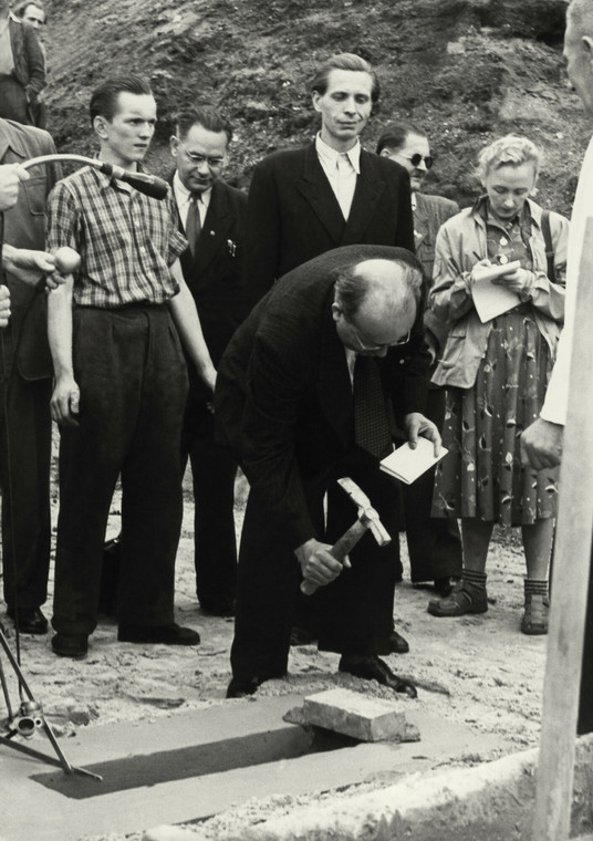 Friedrich Ebert, burmistrz Berlina Wschodniego, wmurowuje kamień węgielny pod planowany wieżowiec przy Stalinallee, 1951 r.