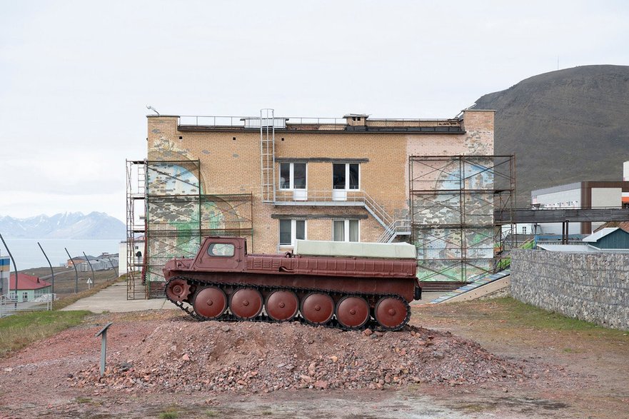 Arktyczny klimat zniszczył wiele budynków w Barentsburgu, rosyjskim miasteczku górniczym na Svalbardzie w Norwegii