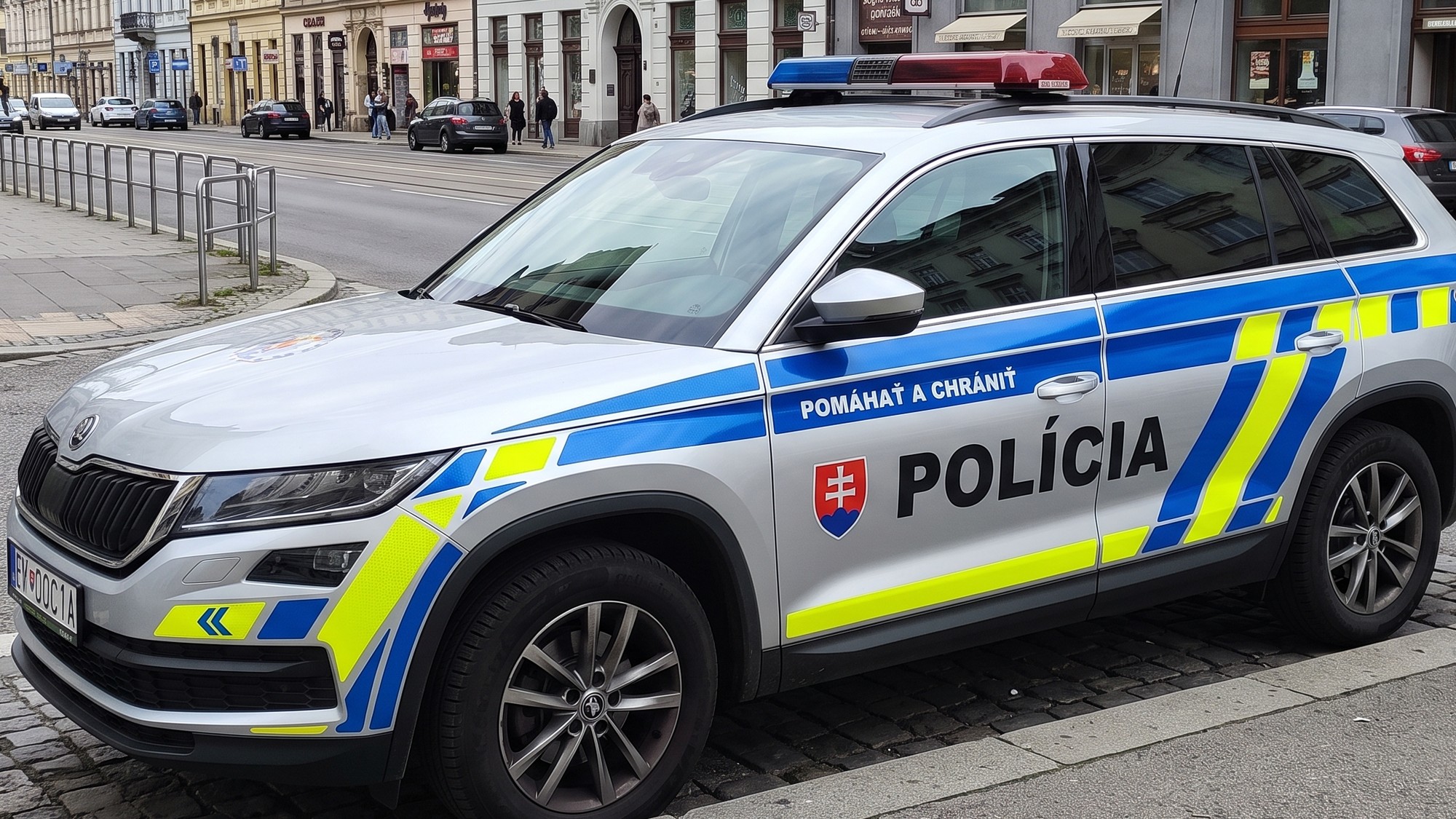 Bratislavskí policajti zachránili 90-ročnú ženu, ktorá sedela na parapete okna. (ilustračné foto)