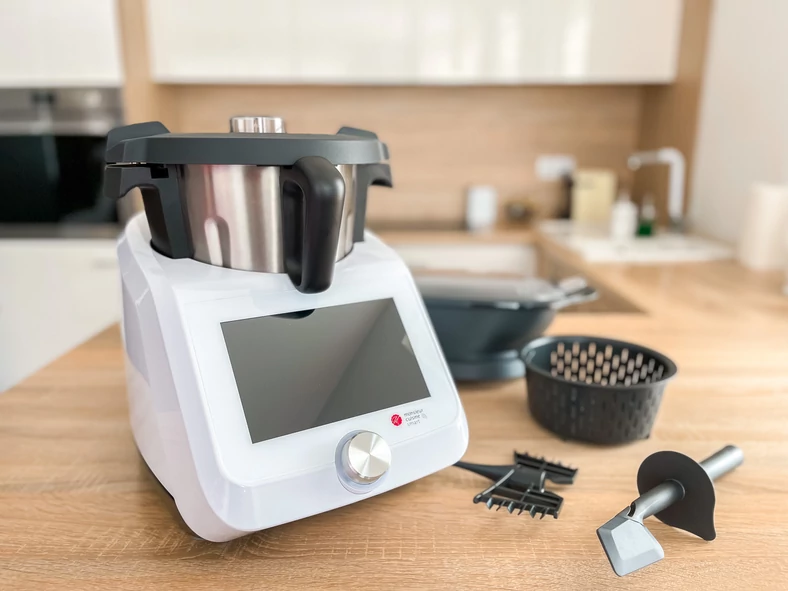 Rączka i standardowe wyposażenie Monsieur Cuisine Smart przypominają urządzenie Thermomix