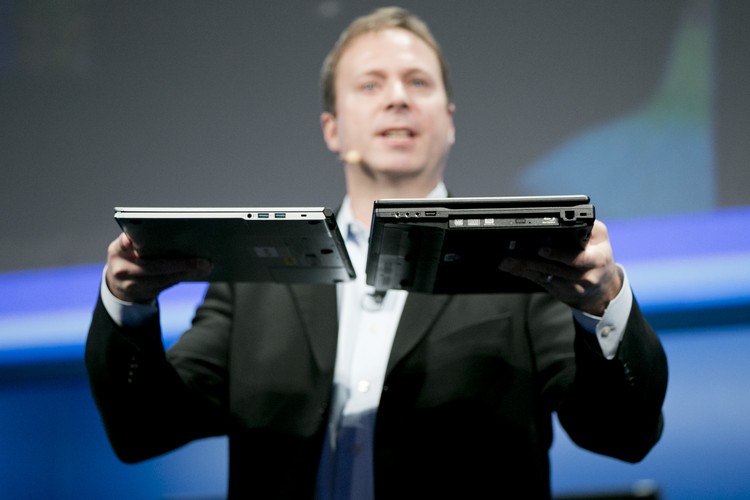 Porównanie komputera Intel Core Ultrabook (po lewej) z tradycyjnym 3-letnim laptopem