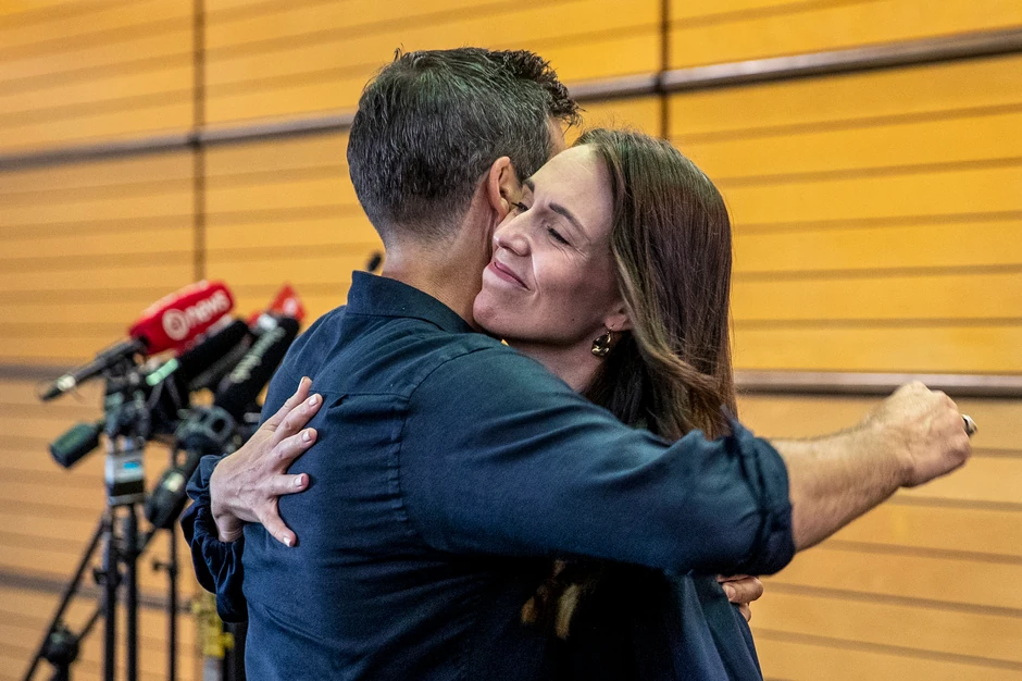 Džasinda Ardern u zagrljaju sa verenikom Klarkom Gejfordom nakon što je objavila povlačenje sa mesta premijera Novog Zelanda