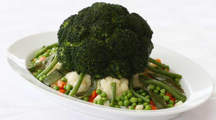 Párolt brokkoli és karfiol zöldségágyon