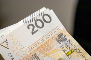 ZUS ogłasza miłe zmiany dla emerytów. Te roczniki dostaną dodatkowe 200 zł do emerytury w 2026 roku