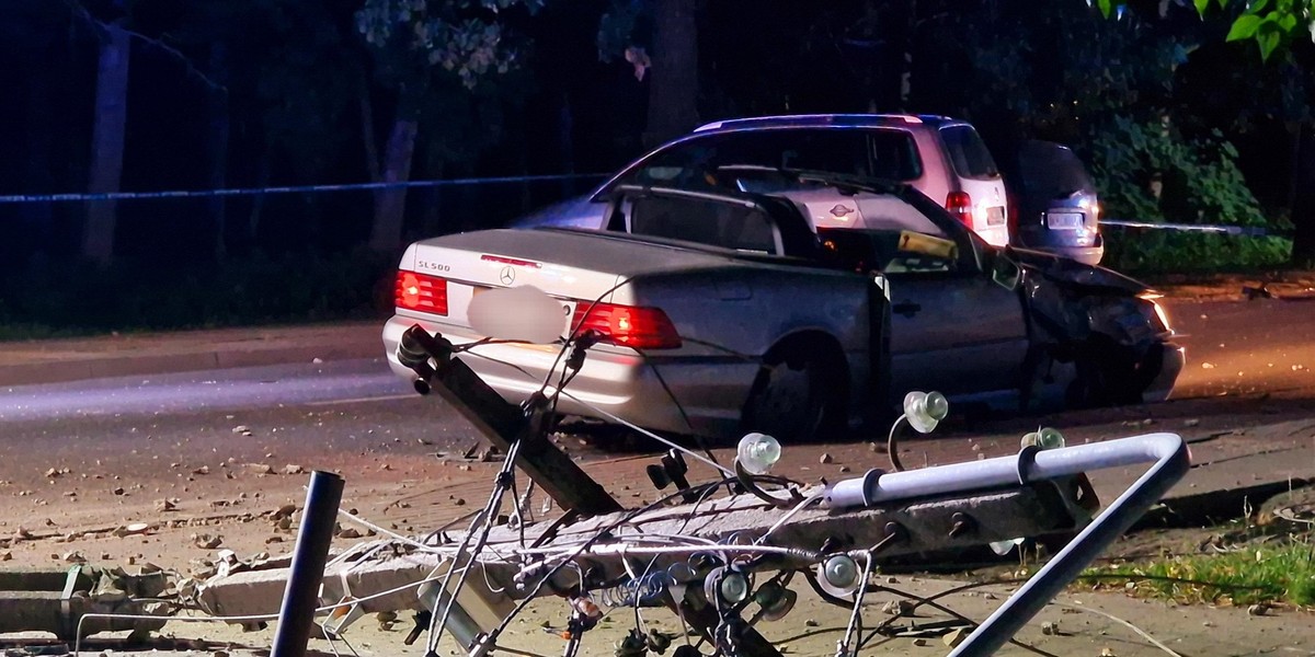 Pijany policjant spowodował wypadek i uciekł. Na drodze w Kobyłce skonali jego koledzy.