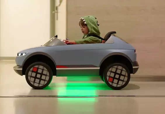 Wzruszający mini samochód elektryczny, który pomaga rozbawić dzieci w szpitalu!