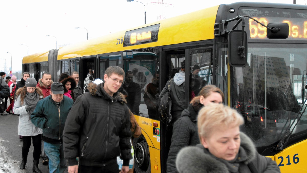 13 osób ponad normę podróżowało we wtorek autobusem jednej z prywatnych linii w Bydgoszczy. W pojeździe było tak ciasno, że pasażerowie siedzieli na stopniach i desce rozdzielczej.