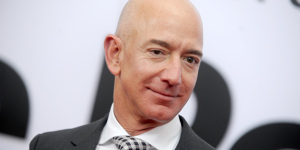 Bezos nadal będzie miał wpływ na Amazona. "Prawdopodobnie nadal będzie zaangażowany (w działalność Amazona), choć nie będzie już skupiał się na codziennej pracy. Zamiast tego będzie mógł skoncentrować się na nowych produktach i usługach" – komentuje amerykański analityk.       