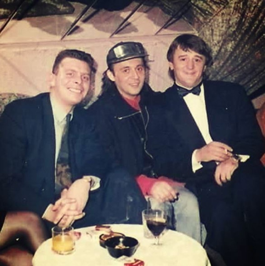 Karamela 90ih (u sredini)