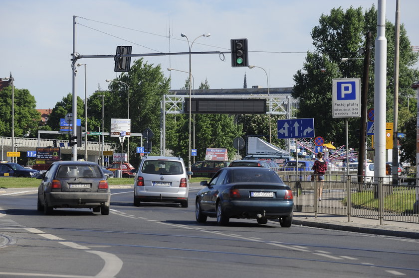 Wyświetlacz ITS, ustawiony na pl. Wróblewskiego, informujący o korkach