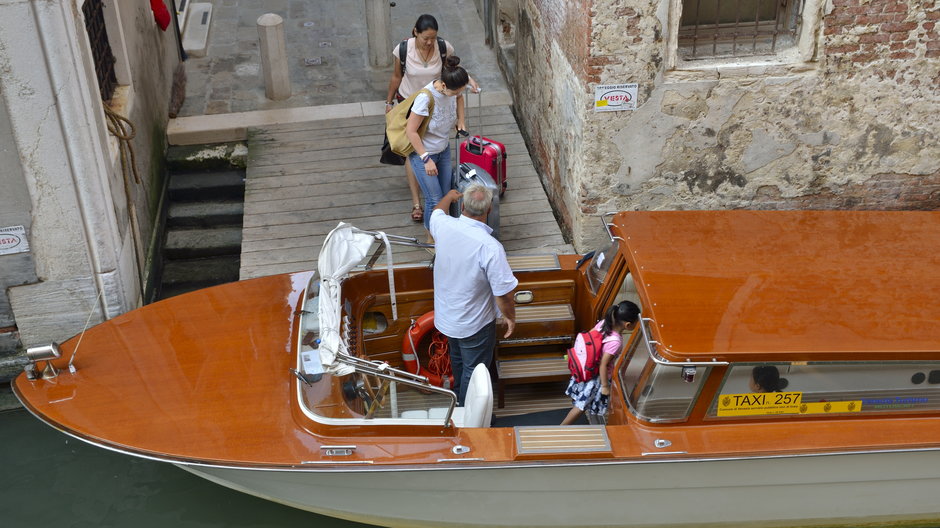 Koronawirus we Włoszech. Spadek przychodów taksówek wodnych w Wenecji