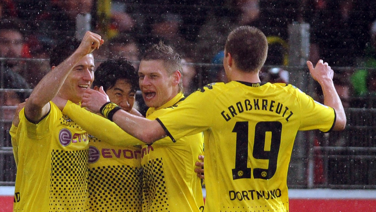 SC Freiburg przegał z Borussią Dortmund 1:4 (1:2) w meczu 17. kolejki piłkarskiej Bundesligi. Dwa gole dla mistrzów Niemiec zdobył Robert Lewandowski, dołożył asystę, a tę na swoim koncie zapisał również Jakub Błaszczykowski.