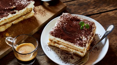 pyszny deser dla zakochanych. włoskie tiramisù to klasyka. podajemy przepis krok po kroku