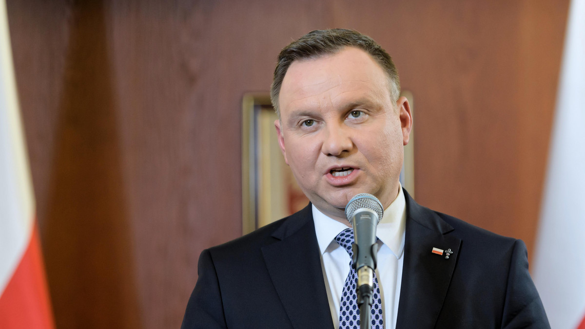 W 2019 roku znów przypomnimy sobie i światu jak wielki jest polski duch wolności - powiedział w noworocznym orędziu prezydent Andrzej Duda. Wyraził też przekonanie, że pod biało-czerwoną flagą jest i "zawsze będzie miejsce dla każdego z nas".