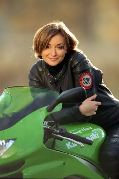 Martyna Wojciechowska na swoim motocyklu Kawasaki, 2000 r. / East News