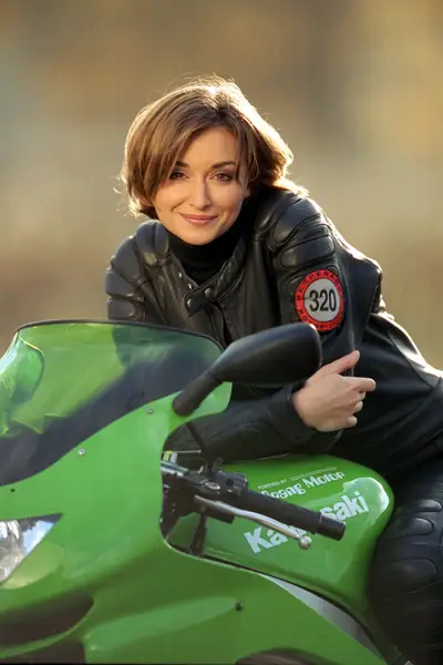 Martyna Wojciechowska na swoim motocyklu Kawasaki, 2000 r. / East News