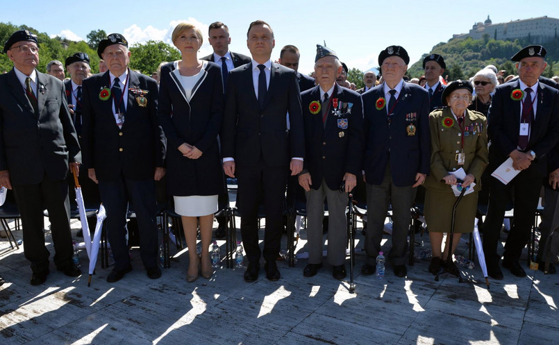 Prezydent Andrzej Duda (4L) z żoną Agatą (3L) oraz weterani podczas uroczystości upamiętniających 72. rocznicę zakończenia bitwy o Monte Cassino