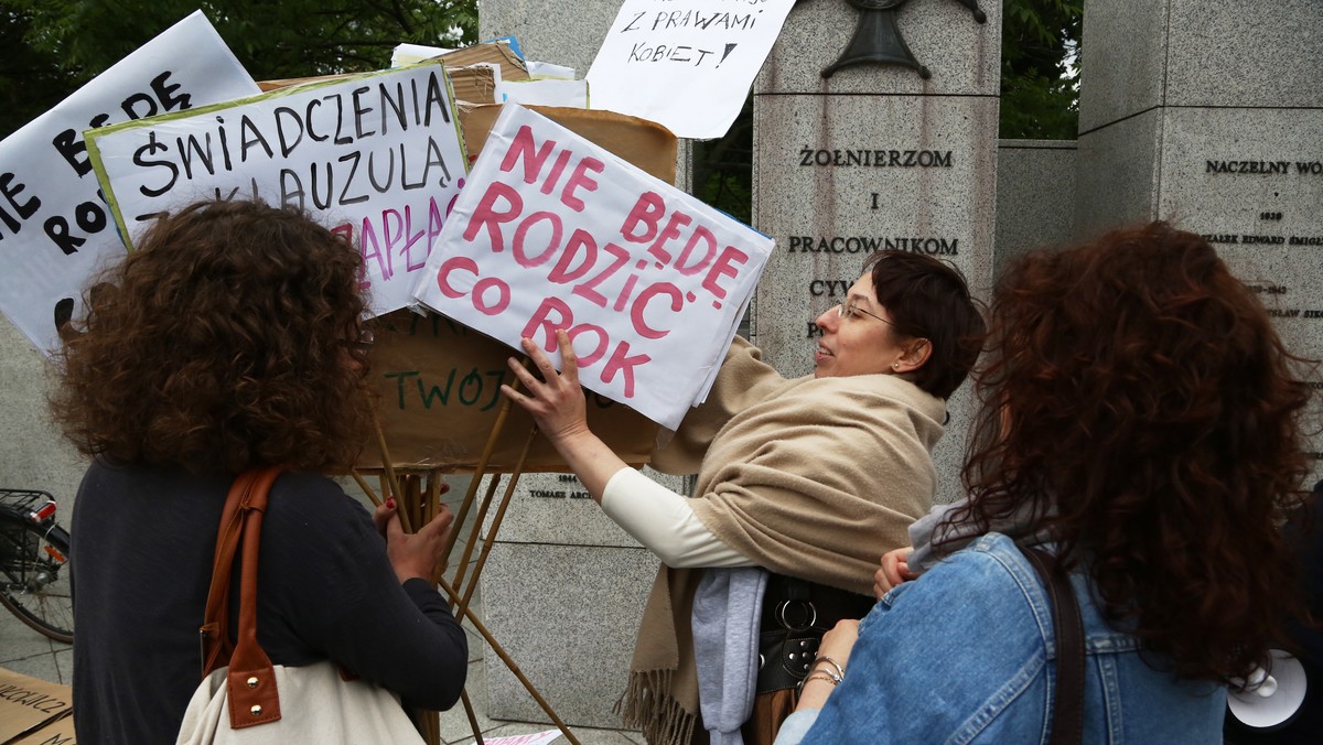 Pikieta ws. zagwarantowania prawa do świadczeń medycznych, także do dopuszczalnej prawem aborcji, odbyła się przed Sejmem. Z kolei przed stołecznym szpitalem Św. Rodziny zorganizowano wiec poparcia dla prof. Bogdana Chazana, który odmówił takiej aborcji. Profesor, który wyszedł do zgormadzonych powiedział, że dziecko kobiety opisywanej przez media może długo żyć i że są propozycje operacji. - Bardzo się cieszę, że pani zdecydowała się donosić ciążę - powiedział.