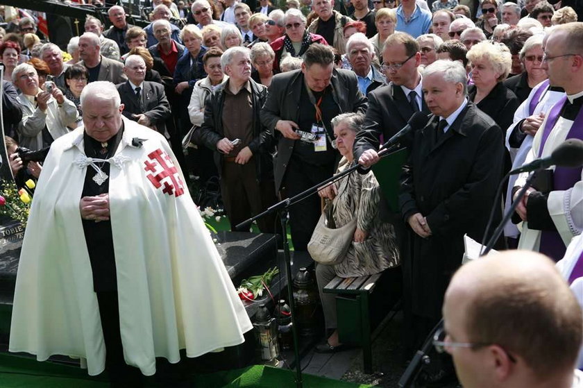 Przyjaciele, znajomi i koledzy wrocławskiej posłanki Aleksandry Natalli - Świat (51 l.) tłumnie przybyli wczoraj pod wrocławski kościół pod wezwaniem Maksymiliana Marii Kolbego, a potem na cmentarz, by pożegnać swoją przyjaciółkę. Na uroczy...