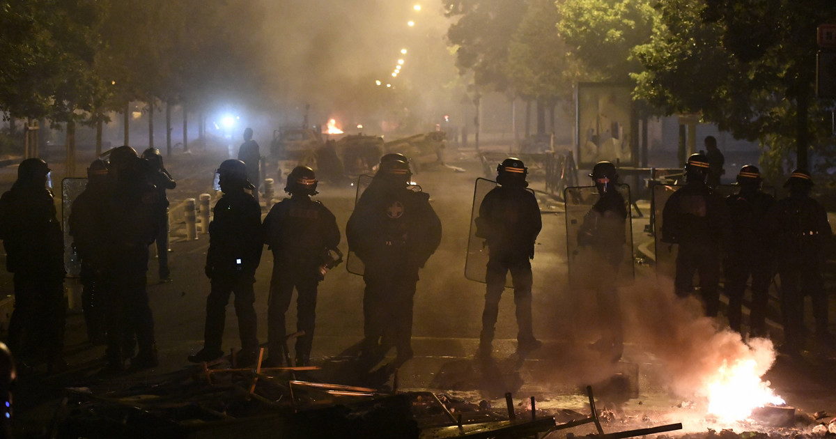 Émeutes dans toute la France : couvre-feu et 40 000 personnes.  la police dans les rues
